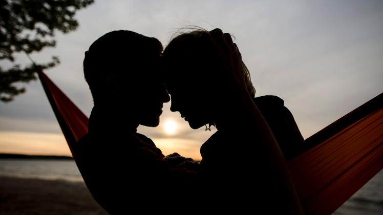 Die Pandemie belastet Beziehungen, der Valentinstag kann das ändern. Symbolfoto