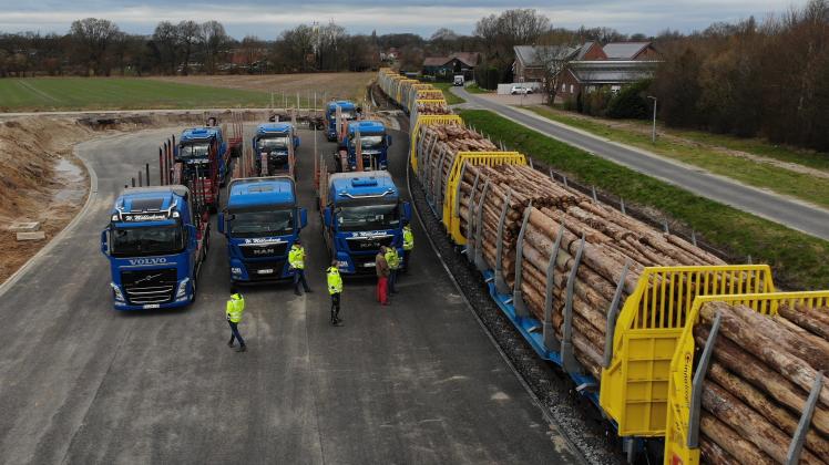 Mit 1800 Tonnen Fichtenholz beladen war der erste Güterzug, der am Montag das neue Verladegleis in Sögel nutzte. 