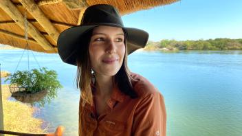 Hannah Emde lebt für den Artenschutz. Hier bei Dreharbeiten am Okawango Fluß. Namibia biete eine atemberaubende Natur und große Artenvielfalt.