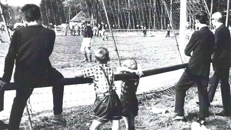 Damals wie heute bewunderten die jüngsten Zuschauer ihre Väter auf dem Fußballplatz am Berg. Diese Aufnahme aus den 1960er-Jahren zeigt Eckehard und Jörn Heger.