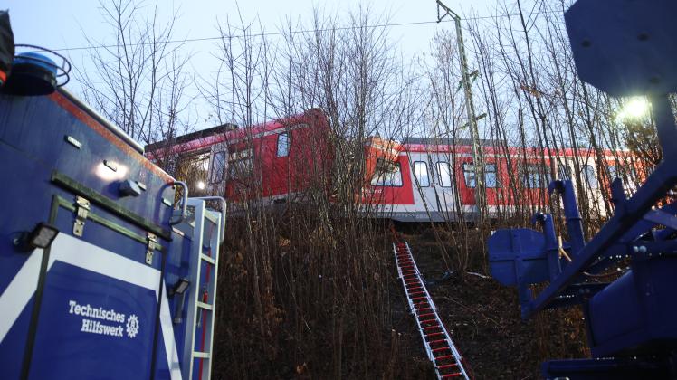 Bei dem Frontalzusammenstoß zweier S-Bahnen im Landkreis München sind ein Mensch getötet und 18 verletzt worden.