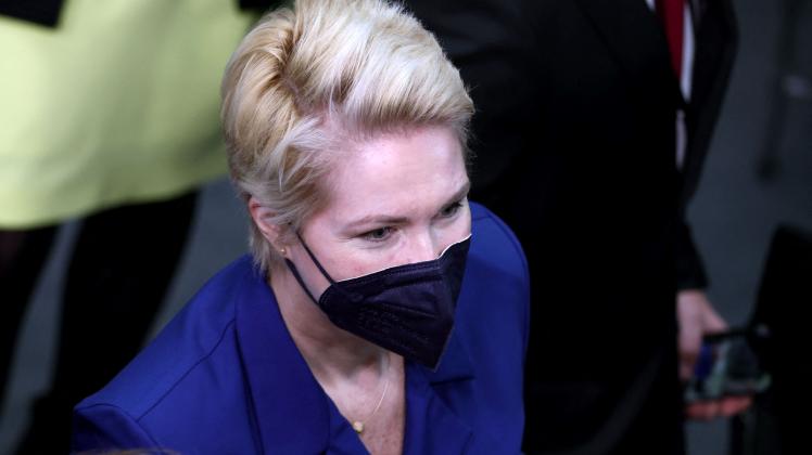 Manuela Schwesig zieht sich für die nächste Zeit wegen einer dringenden OP nach ihrer Krebsbehandlung aus der Öffentlichkeit zurück.
