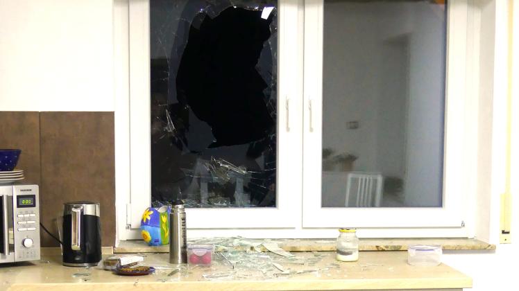 Ein Pflasterstein durchschlug in Wittlage die Dreifachverglasung eines Küchenfensters.