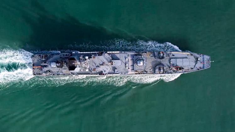 Auf diesem vom Pressedienst des russischen Verteidigungsministeriums veröffentlichten Foto läuft das amphibische Angriffsschiff „Kaliningrad“ der russischen Marine in den Hafen von Sewastopol auf der Krim ein. 