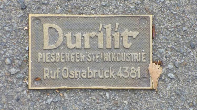 Durilit-Schild in einer Gehwegplatte. 