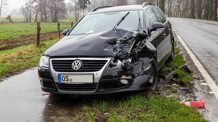 Der beschädigte VW Passat musste abgeschleppt werden.