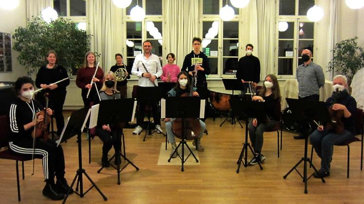 Das neue Kammerorchester der Musikschule ist bereit für seinen ersten Auftritt.