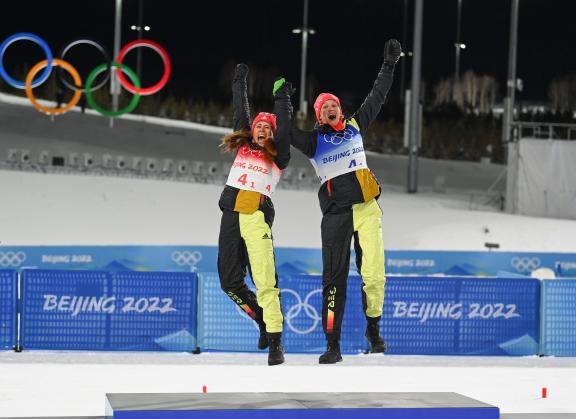 (220216) -- ZHANGJIAKOU, Feb. 16, 2022 -- Gold medalists Katharina Hennig (L) and Victoria Carl of Germany celebrate on
