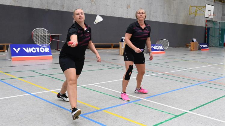 Nadine Cernohous (links) und Anja Eilers sind mit dem Delmenhorster FC Zweiter der Badminton-Landesliga.
