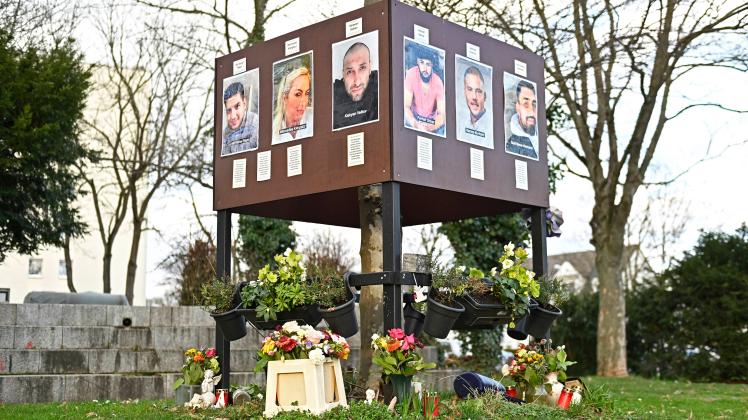 Gedenkstaette mit Fotos der Opfer in der Naehe des Tatorts Arena Bar & Cafe am Kurt-Schumacher-Platz in Hanau (Foto vom