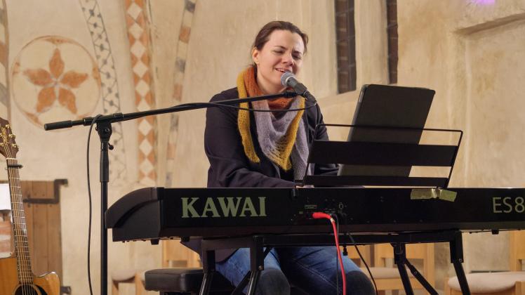 Musikerin Karola Schmelz-Höpfner hat in der gut besuchten St. Katharinen-Kirche in Schönemoor Lieder im Rahmen der Popandacht beigetragen.