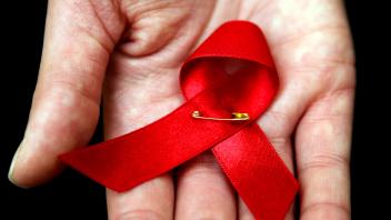 Laut „Deutscher Aidshilfe“ lebten 2020 über 91.000 Menschen in Deutschland mit HIV.