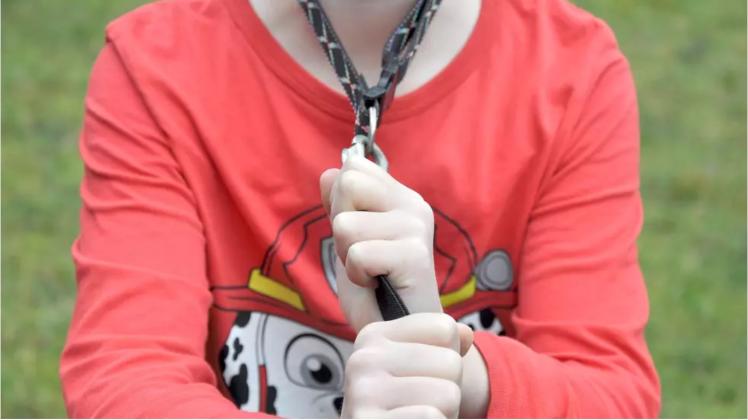 Ein 57-Jähriger band seinem Enkel mit geistiger Behinderung Halsband und Leine um. (Symbolfoto)