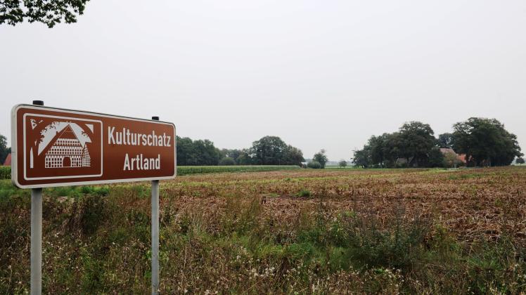 Schild „Kulturschatz Artland“ an der Bundesstraße 68 in Badbergen.