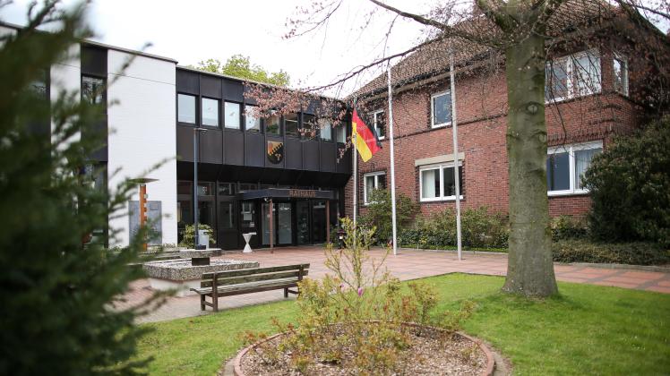 Am alten Rathaus in Hasbergen gibt es bisher keine Anstrahlung in Gelb und Blau als Zeichen der Solidarität mit der Ukraine.