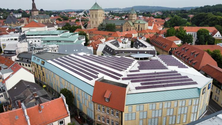 Auf den Dächern des Parkhauses von Modehaus L&T in Osnabrück sind bereits Solaranlagen installiert.