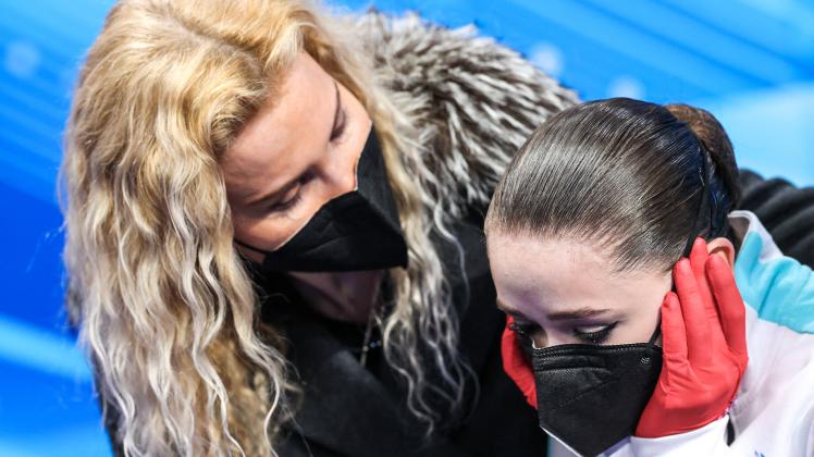 Kamila Walijewas Trainerin Eteri Tutberidse (links) umweht ein Ruf als unbarmherzige Zuchtmeisterin.