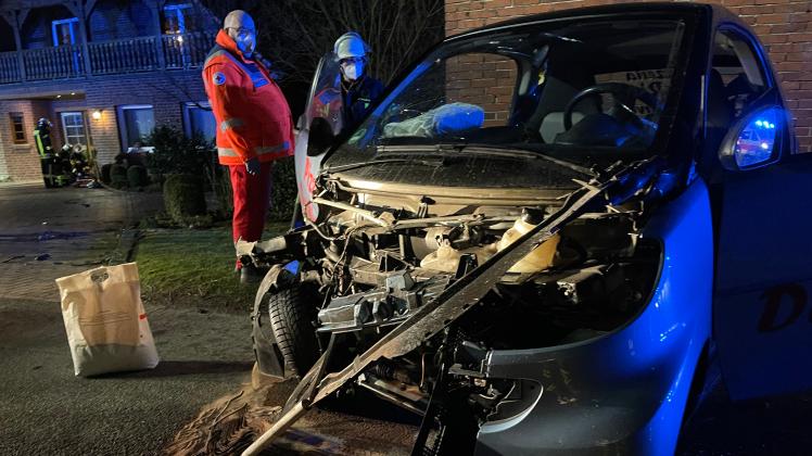 Bei einem Verkehrsunfall in Neuenkirchen sind am Freitagmorgen zwei junge Männer schwer verletzt worden. 