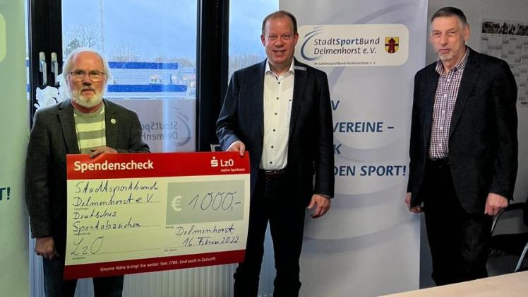 1.000 Euro von der LzO gingen nun an den Stadtsportbund. Holger Fischer (links, Stadtsportbund), Klaus Döring (Mitte, LzO) und Heinrich Grotheer (Stadtsportbund) bei der Scheckübergabe.