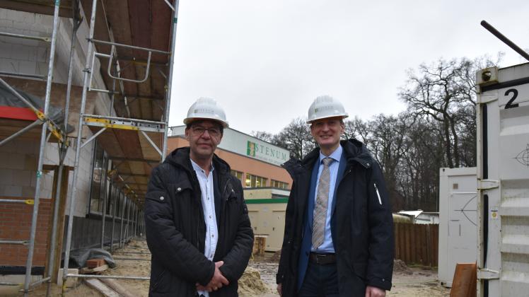 Karsten Ritter-Lang (links) gab Bürgermeister Ralf Wessel einen Rundgang durch das neue Gebäude.