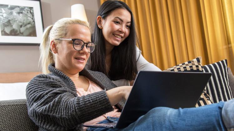 Zwei Frauen schauen gemeinsam auf ein Notebook