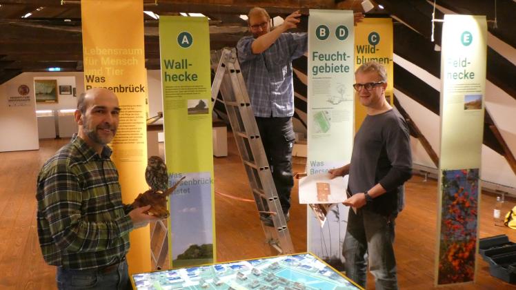 In Vorbereitung: Ronald Siegmund-Stuckenberg (von links), Peter Mohr und Stefan Michaelsen bauen die Ausstellung in den Museumsräumen auf.