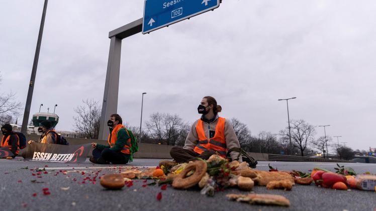 Klimaaktivisten bei Autobahnblockaden