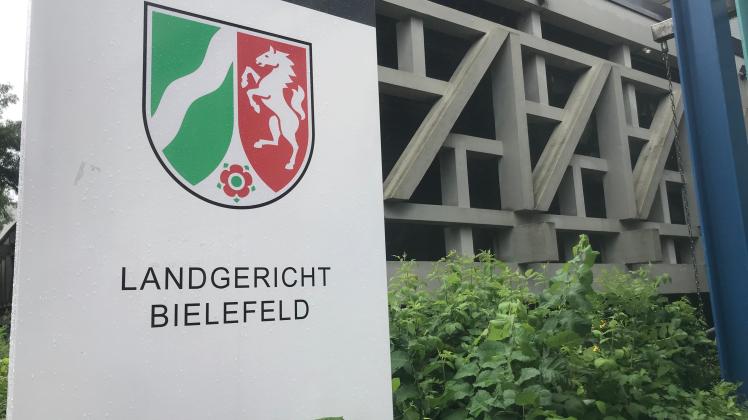 Am Montag könnte das Urteil vor dem Bielefelder Landgericht fallen. Angeklagt ist ein 63-jähriger Mann aus Preußisch Oldendorf, der versucht haben soll, seinen Nachbar zu erstechen.