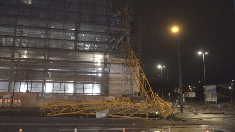 In der Bremer Überseestadt ist ein Baukran umgeweht worden und hat dabei einen angrenzenden Neubau beschädigt.