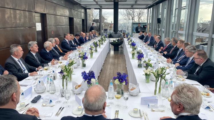 Reine Männerrunde beim CEO-Lunch in München - das sorgt für Aufregung im Netz. 