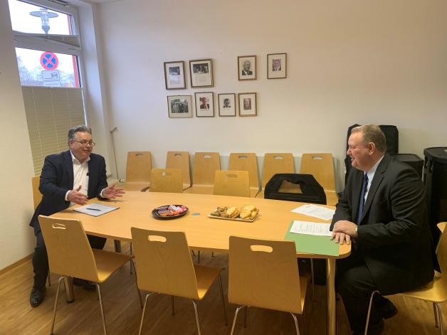 Die beiden Kandidaten, MdL Clemens Lammerskitten (l.) ud Markus Kleinkauertz, warten in einem Raum der CDU-Geschäftsstelle in Wallenhorst auf ihren Auftritt in der Wahlkreiskonferenz.