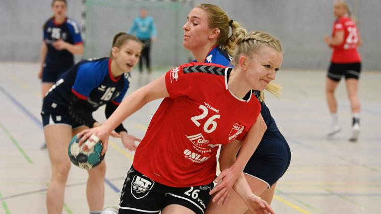 Amelie Bredehorst (am Ball) war mit fünf Toren die beste Werferin der HSG Hude/Falkenburg bei der Niederlage bei der HSG Osnabrück in der Handball-Oberliga Nordsee