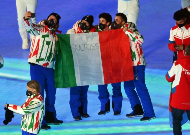 Bei der  Abschlussfeier machen die italienischen Sportler Selfies. Nächstes Mal haben sie es nicht weit zum großen Sportfest. 