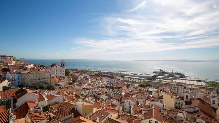 Portugals Hauptstadt Lissabon ist ein Touristenmagnet. Die Stadt liegt malerisch an Mündung des Tejo. 