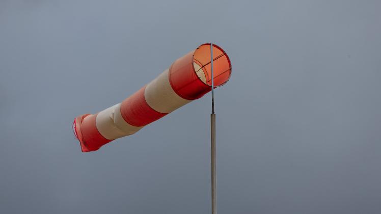 Melle, Deutschland 17. Februar 2022: Eine aufgeblasene Windhose vor dunklen Himmel zur Anzeige der Windstärke und Windri
