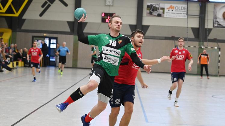 Die Landesliga-Handballer der TS Hoykenkamp um Tim Streckhardt (beim Wurf) haben sich auf den zweiten Tabellenplatz vorgeschoben.