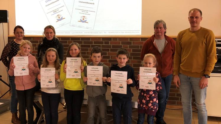 Urkunden und einen Buchgutschein erhielten die sechs Kinder, die an dem Wettbewerb teilnehmen. Das Bild zeigt sie mit der Jury um Schulleiter Ben Bramlage (rechts).