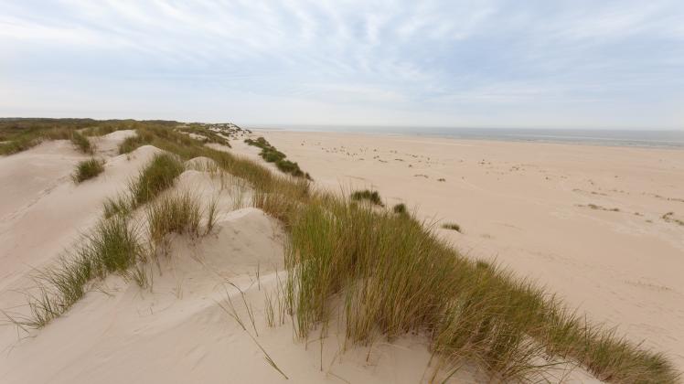 Auf der kleinsten Ostfriesischen Insel ist durch die Stürme fast der komplette Badestrand verschwunden. (Archivbild)