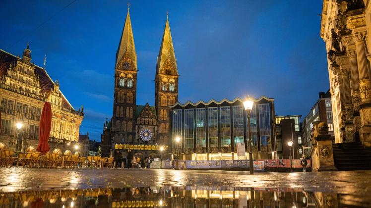 Ein betrunkener Mann hat während eines Gottesdienstes in den Bremer St. Petri Dom uriniert und anschließend eine Waffe gezogen. 