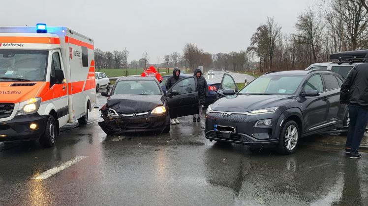 Eine 90-Jährige wurde verletzt, als in Quakenbrück diese beiden Pkw zusammenstießen.
