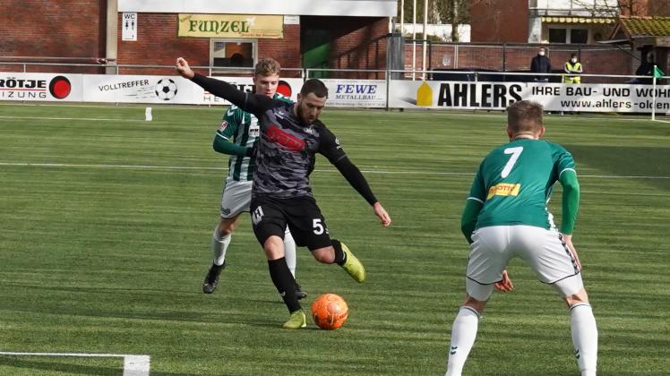 Lobte seine neue Mannschaft: Nico Martern (am Ball, im Testspiel bei der Oberliga-Mannschaft des VfL Oldenburg). Er war in der Winterpause 2021/22 zum Fußball-Regionalligisten SV Atlas Delmenhorst gewechselt.