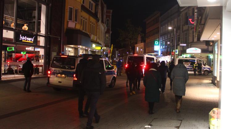 Immer wieder montags: Corona-“Spaziergänger“ sind in Polizeibegleitung in der Delmenhorster Innenstadt unterwegs. (Archivfoto) 