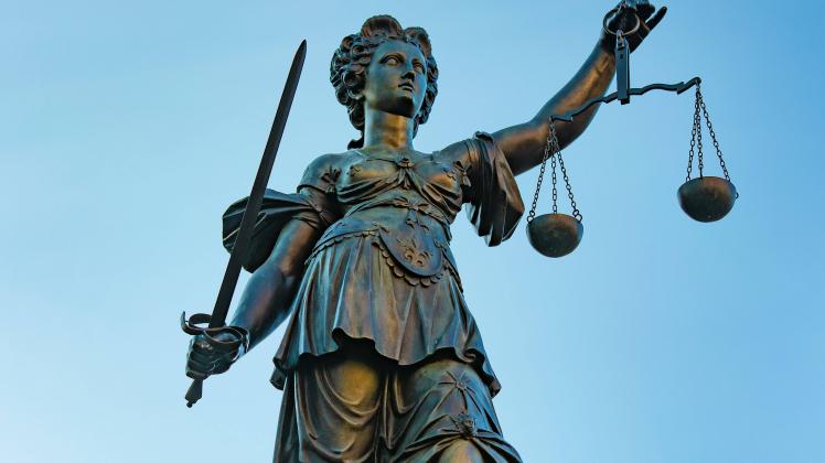 xblx, Justiz, Justitia mit Waage und Schwert im Gerechtigkeitsbrunnen auf dem Römerberg in Frankfurt, Frankfurt am Main