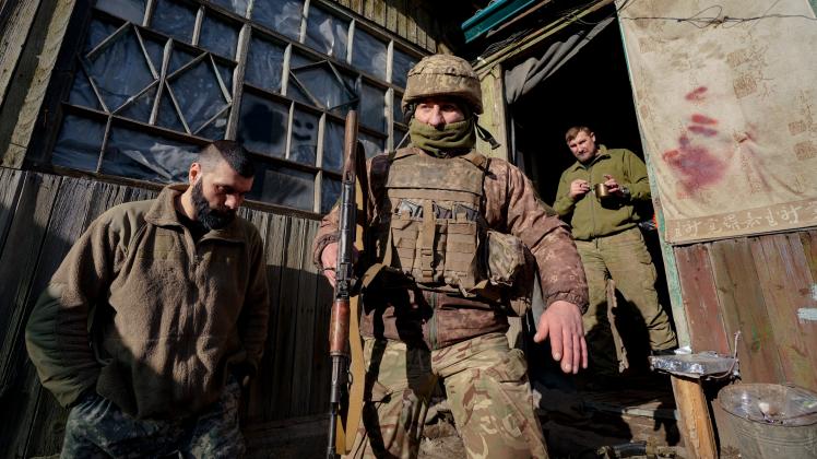 Ein ukrainischer Soldat verlässt einen Kommandoposten in der Region Luhansk. Im Falle einer Unabhängigkeit der „Volksrepublik“ wäre er dort auf fremdem Territorium. 