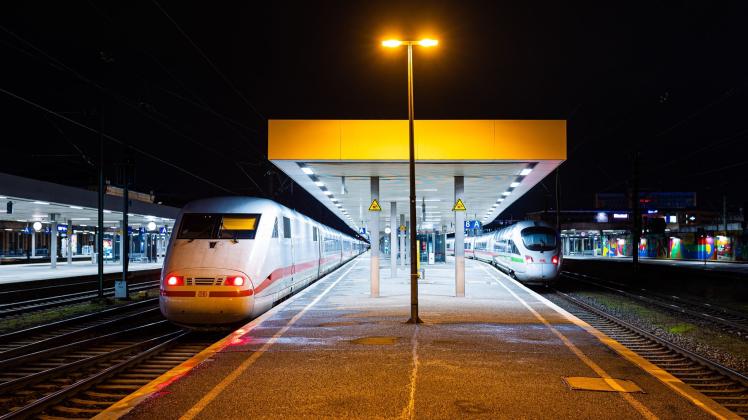 ICE stehen als Aufenthaltszug an einem verwaisten Bahnsteig