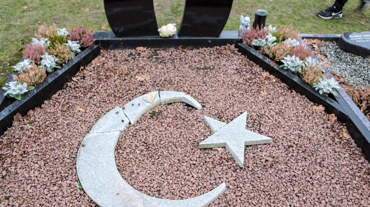 Die Straftaten gegen Muslime und Moscheen in Deutschland gehen erstmals seit drei Jahren zurück. Im Bild ein verwüstetes muslimisches Grab in Iserlohn/Sauerland