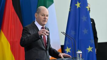 Bundeskanzler Olaf Scholz (SPD) gibt eine gemeinsame Pressekonferenz mit Irlands Ministerpräsident Martin nach ihrem Gespräch im Kanzleramt.