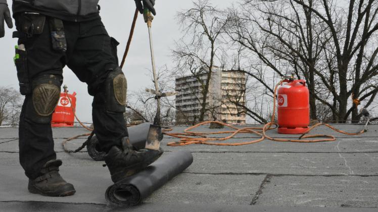 Die größten Einsätze hatten die Dachdeckerbetriebe auf Flachdächern, deren Dacheindeckungen im Sturm beschädigt wurden.