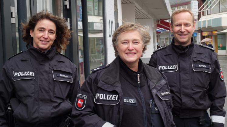 Regina Rautenberg (Bildmitte) ist Kontaktbeamtin der Polizei. Unterstützt wird sie unter anderem von Simone Hemken und Sebastian Nitsch vom Präventionsteam.