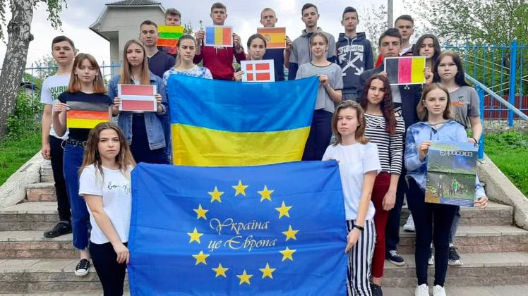 Die Jugend in der Ukraine setzt auf Europa. Das Foto zeigt Schüler in der Kreisstadt Lanivtsi mit einer EU-Flagge im vorigen Jahr. Der Freundeskreis der Lingener Ukrainefahrer hatte sie im Auftrag des CDU-Europaabgeordneten Jens Gieseke mitgebracht.
